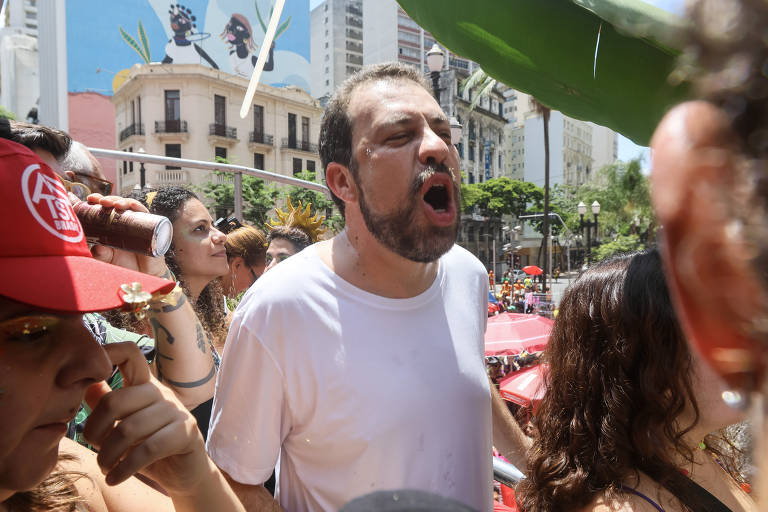 Guilherme Boulos é recebido com gritos de 'prefeito' no bloco Tarado Ni Você em SP; veja vídeo