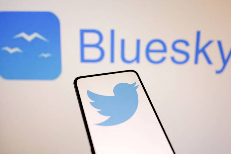Fotografia colorida mostra logomarca do Twitter e do aplicativo concorrente, Bluesky
