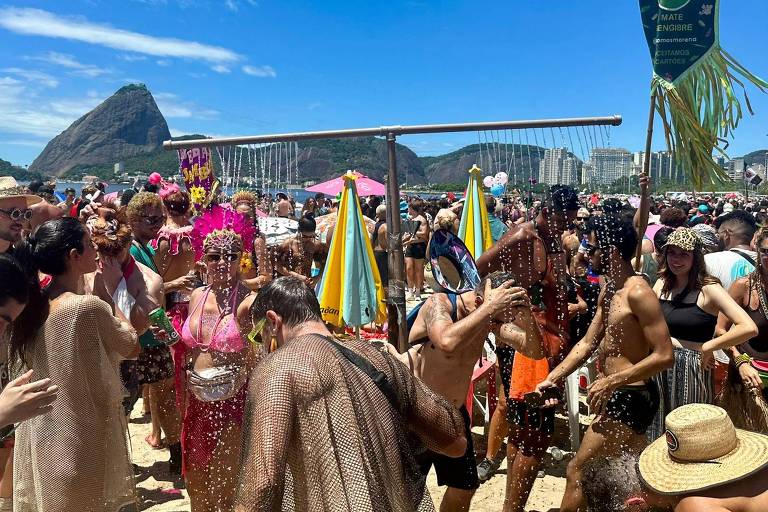 Chuveirinho é disputado por foliões em calor de 37°C no Rio