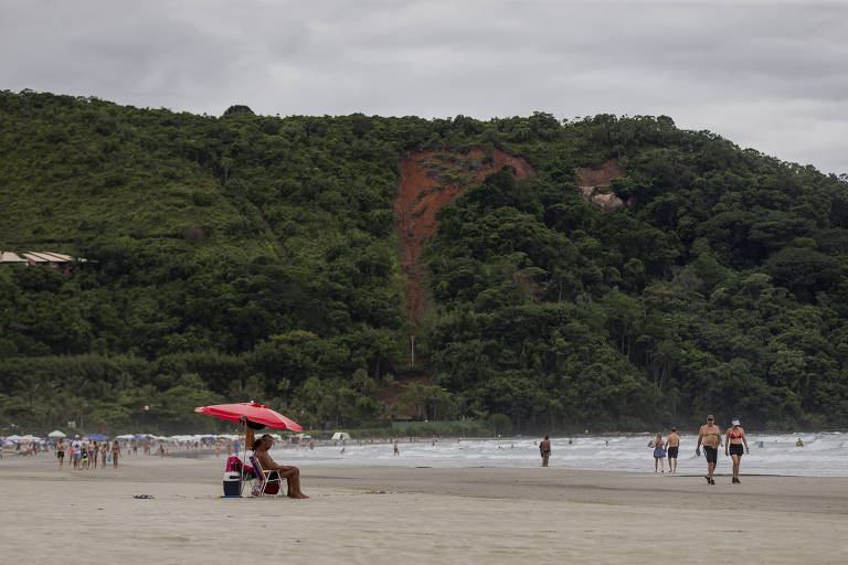 Morros ainda apresentam sinais de deslizamentos na praia da Baleia, um ano após tragédia