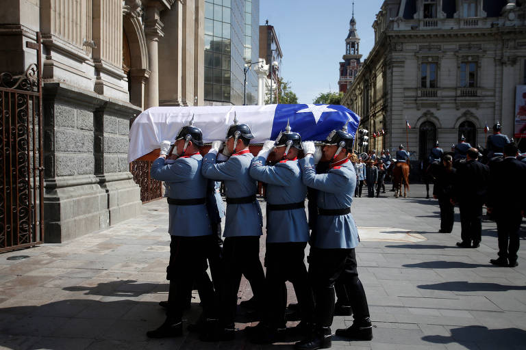 Militares carregam caixão de Sebastián Piñera até a Catedral Metropolitana de Santiago
