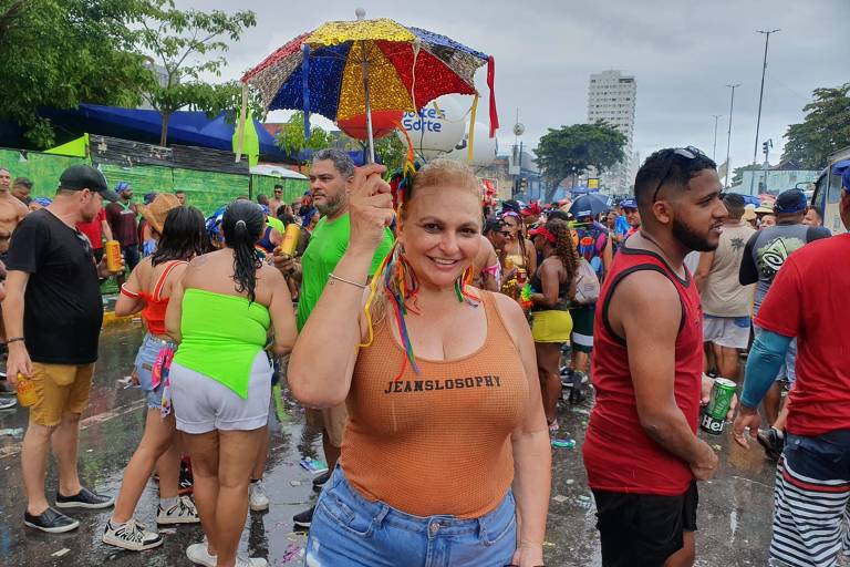 Foliões deixam fantasia de lado em nome de conforto e economia no Carnaval de rua