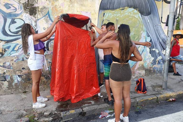 Foliões pagam para usar banheiro e até para fazer xixi no chão durante bloco em Recife