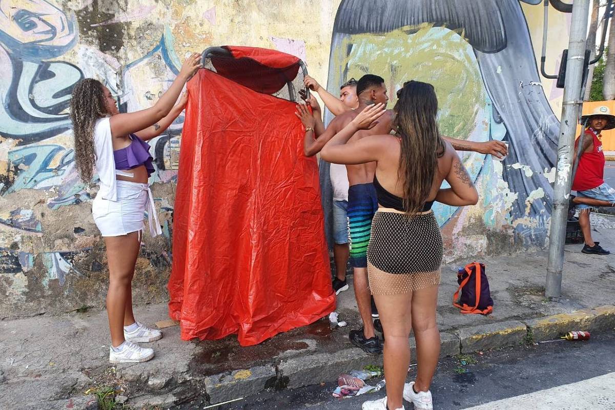 Foliões pagam até para fazer xixi no chão em Recife - 10/02/2024