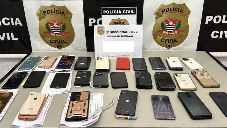 Alguns dos aparelhos celulares recuperados pela polícia na operação do Carnaval; 21 deles estavam apenas com uma mulher, que foi presa em um dos blocos em São Paulo