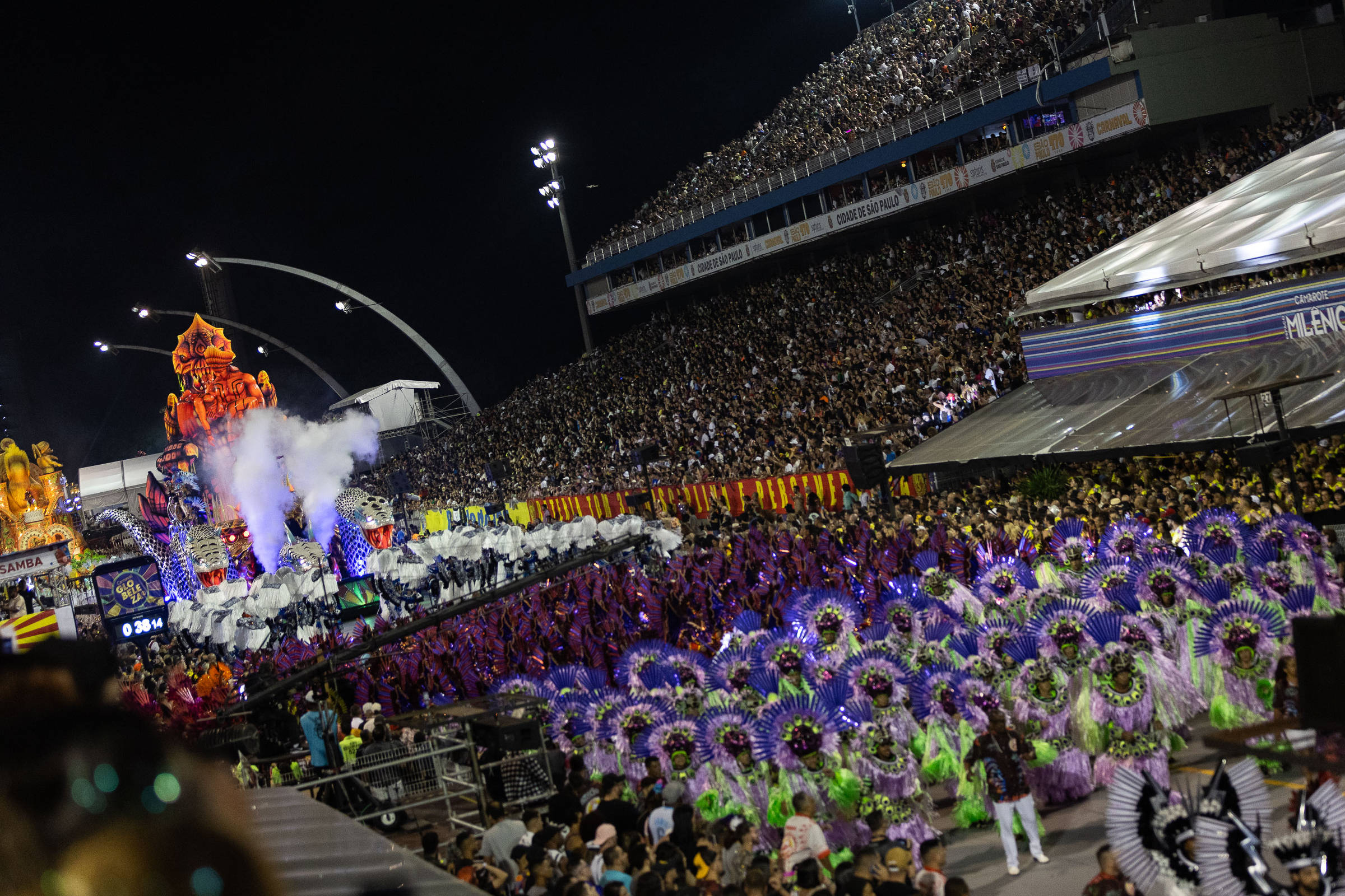 Políticos se aproveitam do Carnaval com distribuição de abadás e menção em sambas - UOL