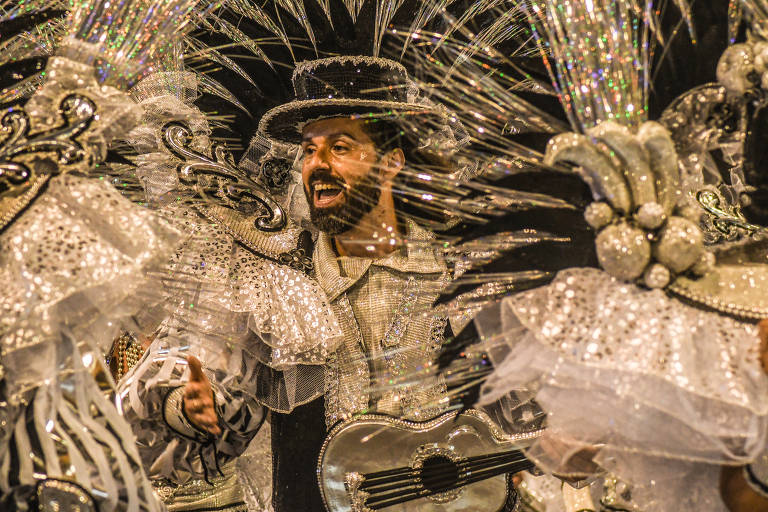 Veja imagens do desfile da Águia de Ouro no Carnaval 2024
