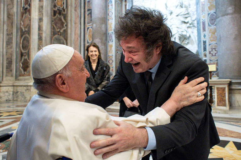 Papa Francisco e Milei se abraçam no Vaticano após ataques durante campanha