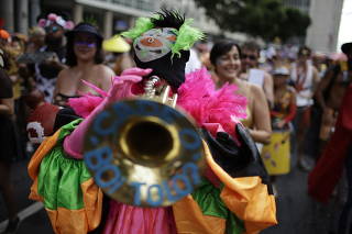 Millennials seguem a tradio de lamber at corrimo no Carnaval de rua do Rio de Janeiro