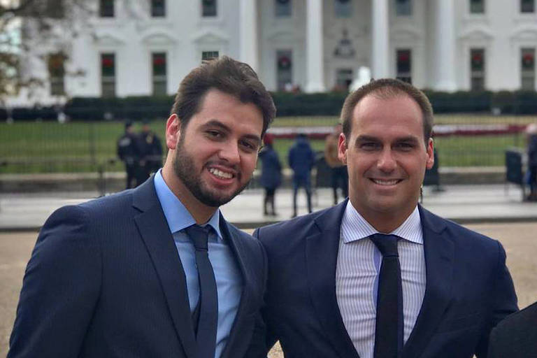 19/11/2022 - Filipe Martins, assessor de Bolsonaro, e Amauri Feres, advogado, participam de reunião no Palácio da Alvorada para discutir a minuta do decreto que reverteria o resultado da eleição e prenderia autoridades; na foto, Filipe Martins (à esquerda), está ao lado de Eduardo Bolsonaro