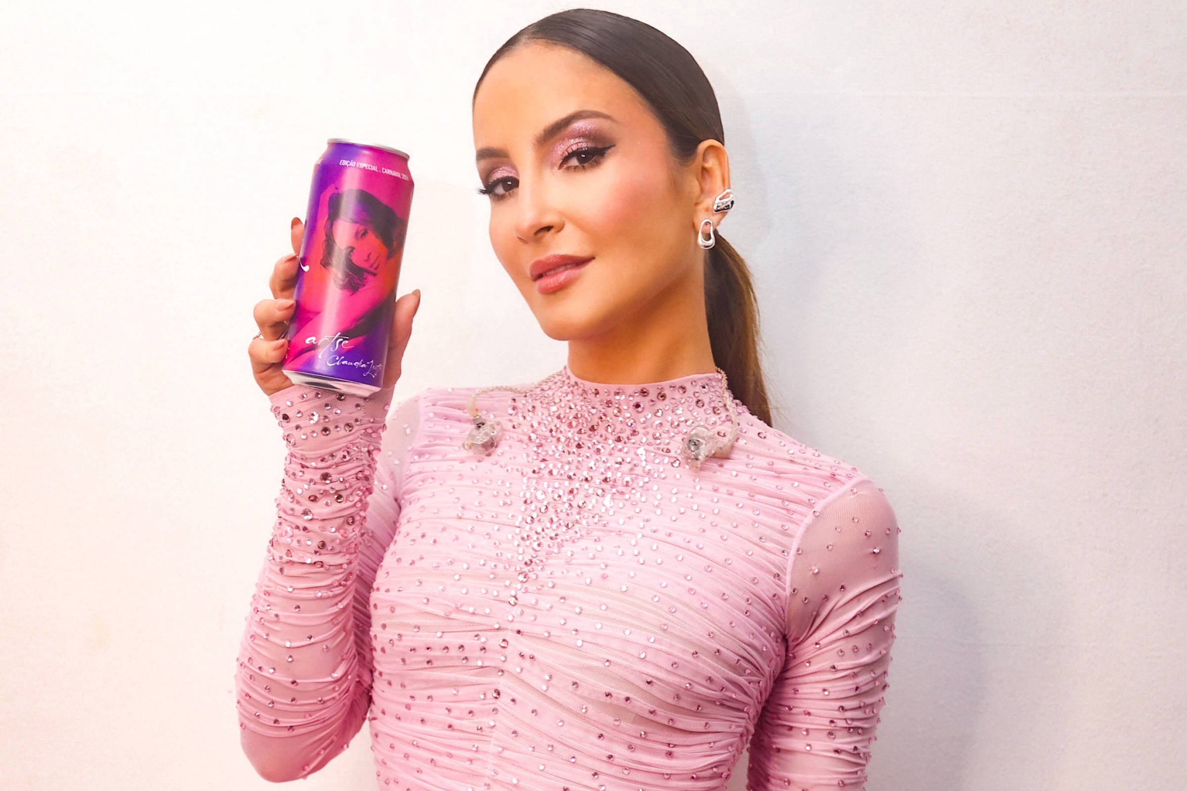 Claudia Leitte brings canned sparkling wine to Carnival 2024 – 02/11/2024 – Red or White