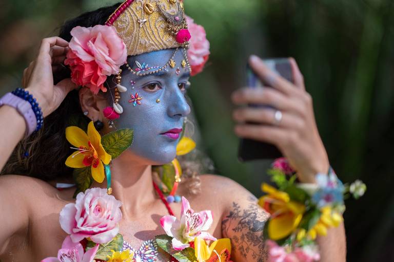 Integrante do tradicional grupo carnavalesco Pena de Pavão de Krishna, que homenageia divindades indianas, se prepara para se apresentar em Belo Horizonte, Brasil
