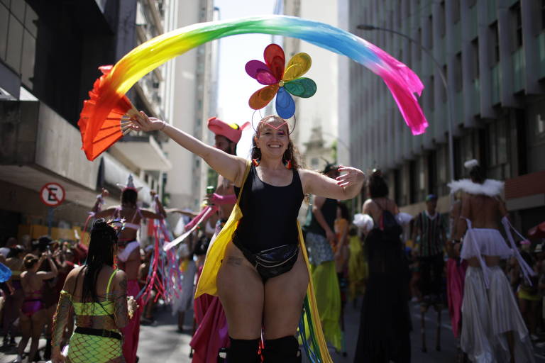 Foliões curtem o bloco de carnaval 'Boi Tolo' que desfilou pelas ruas do centro do Rio de Janeiro.