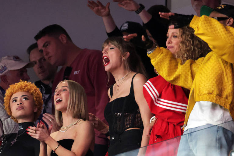 A cantora Taylor Swift (centro), a rapper Ice Spice (esq.) e a atriz Blake Lively (dir.) durante a partida final da NFL, em Las Vegas