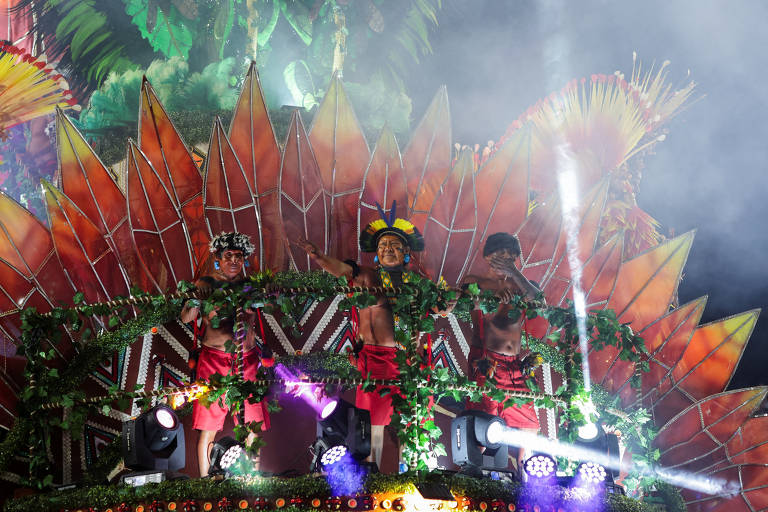 Veja imagens do desfile do Salgueiro no Carnaval 2024 12/02/2024