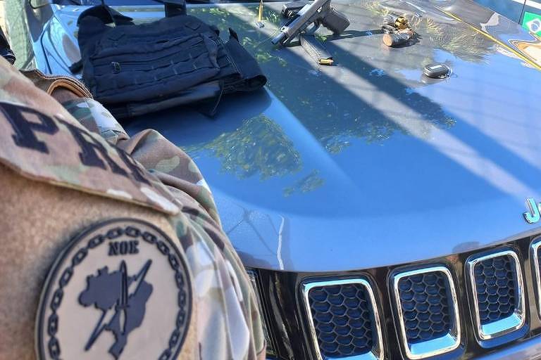 A imagem mostra armas em cima de um carro