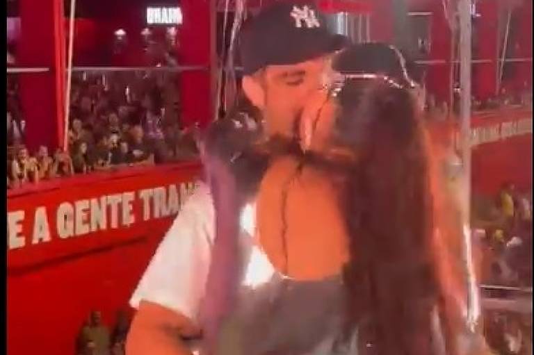 Caio Castro beija Alinne Rosa em trio