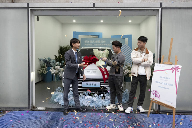 A compra de um carro elétrico BYD por um cliente é celebrada em uma concessionária de automóveis em Shenzhen, China, em 29 de janeiro de 2024