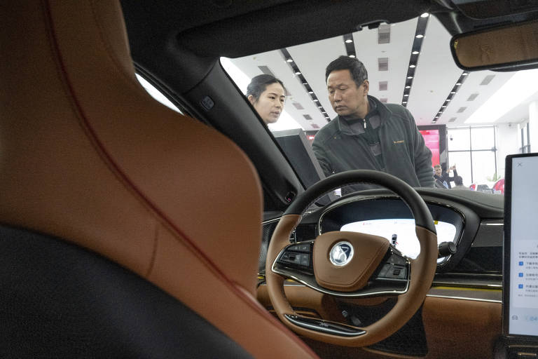 Uma vendedora e um cliente em uma concessionária de automóveis BYD em Shenzhen, China