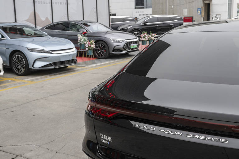 A traseira de um veículo elétrico BYD exibe o lema da empresa, "construa seus sonhos", em uma concessionária em Shenzhen, China