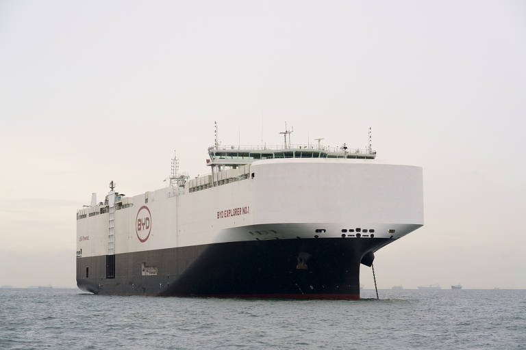 O navio de carga BYD Explorer No.1, carregado com 5.000 veículos elétricos BYD Automotive, durante uma parada ao largo de Cingapura a caminho dos Países Baixos