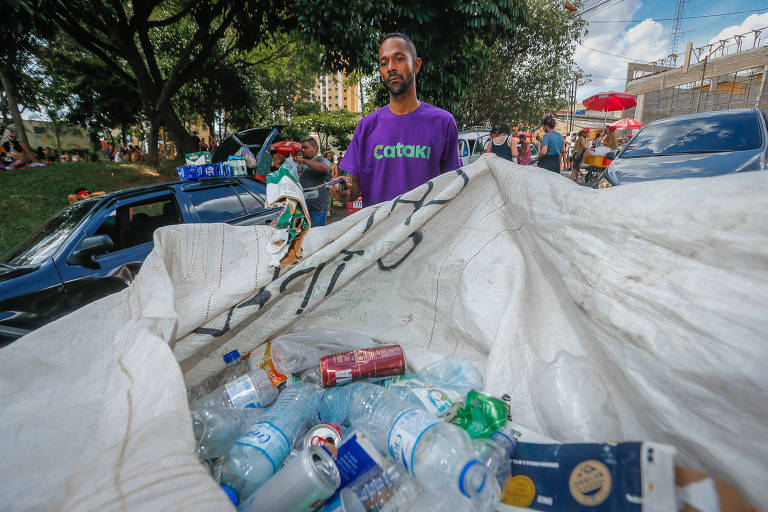 Catadores são contratados para cuidar de parte do lixo gerado no Carnaval