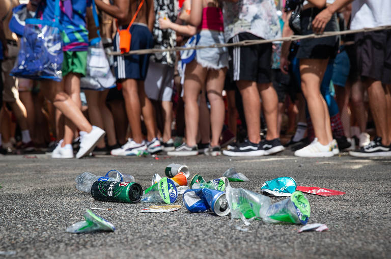 Foliões produzem toneladas de resíduos no Carnaval; boa parte vai parar em lixões e aterros
