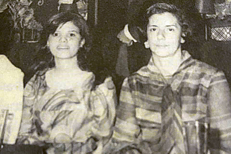 Foto em preto e branco traz duas mulheres jovens e brancas