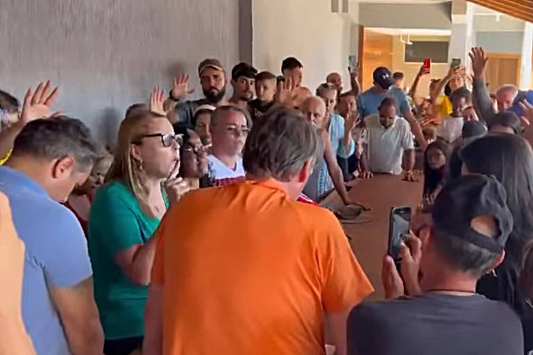 O ex-presidente Jair Bolsonaro publicou um vídeo no qual participa de oração em Angra dos Reis (RJ). "Uma oração pelo Brasil - Deus, Pátria, Família e Liberdade", escreveu na postagem. Bolsonaro não fala nada no vídeo, apenas aparece de costas escutando a oração de uma apoiadora