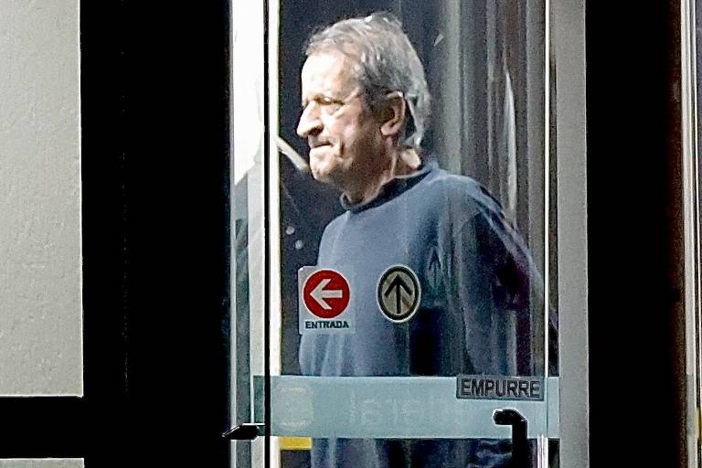 "Minha solidariedade ao Presidente do PL, @CostaNetoPL. O tratamento de quem tenta fazer oposição democraticamente no Brasil é pior do que o dado a um traficante. Seguiremos resistindo.", disse nas redes sociais Eduardo Bolsonaro após prisão de Valdemar da Costa Neto por porte ilegal de arma