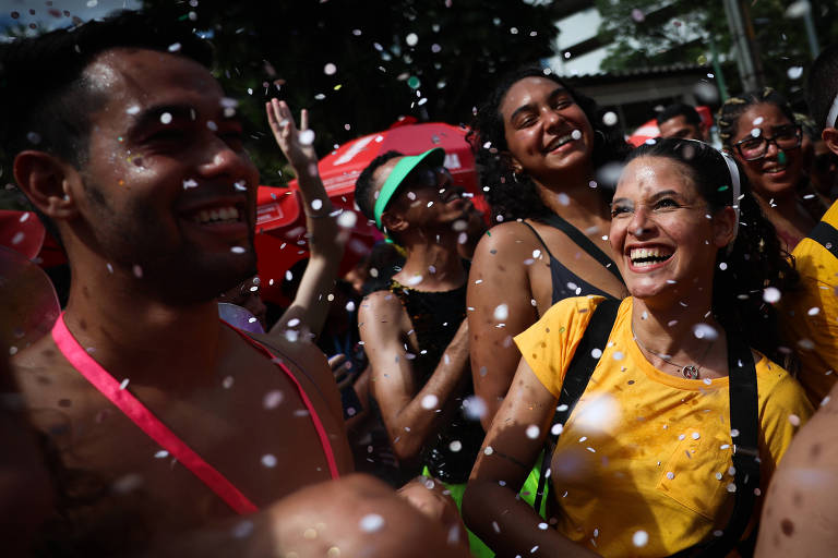 Público curte bloco de Carnaval da Pocah, que desfilou na Av Marques de São Vicente, zona oreste de São Paulo.