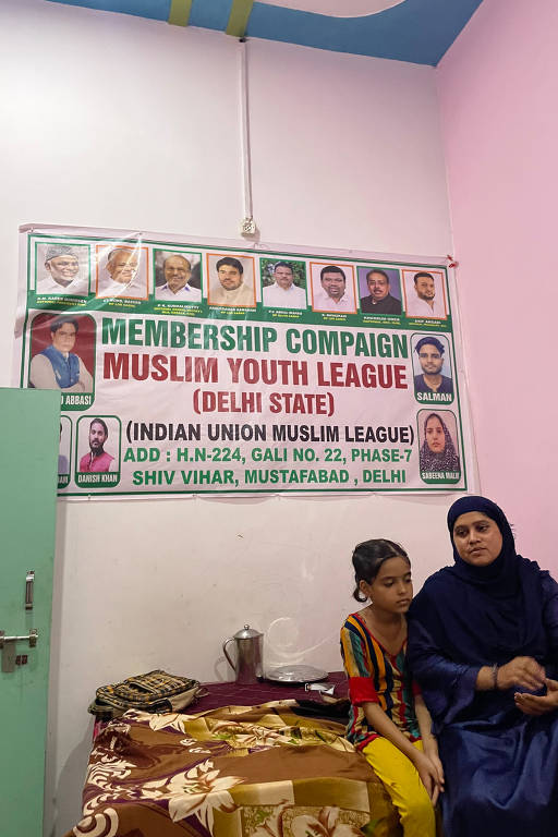Cartaz sobre liga jovem muçulmana em casa no bairro de Shiv Vihar, no nordeste de Nova Delhi, na Índia