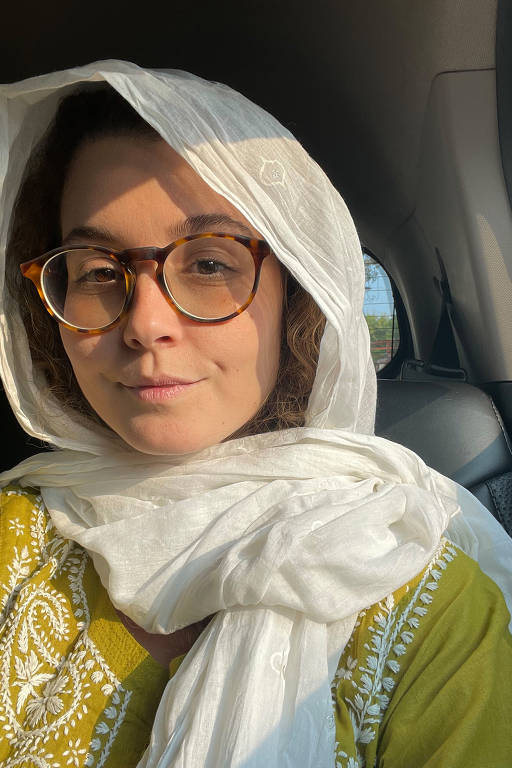 Repórter Ana Luiza Albuquerque em visita a mesquita em Nova Delhi, na Índia