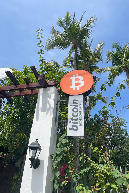 Letreiro sinaliza pagamento em bitcoin em El Zonte, praia conhecida como "Bitcoin beach", em El Salvador