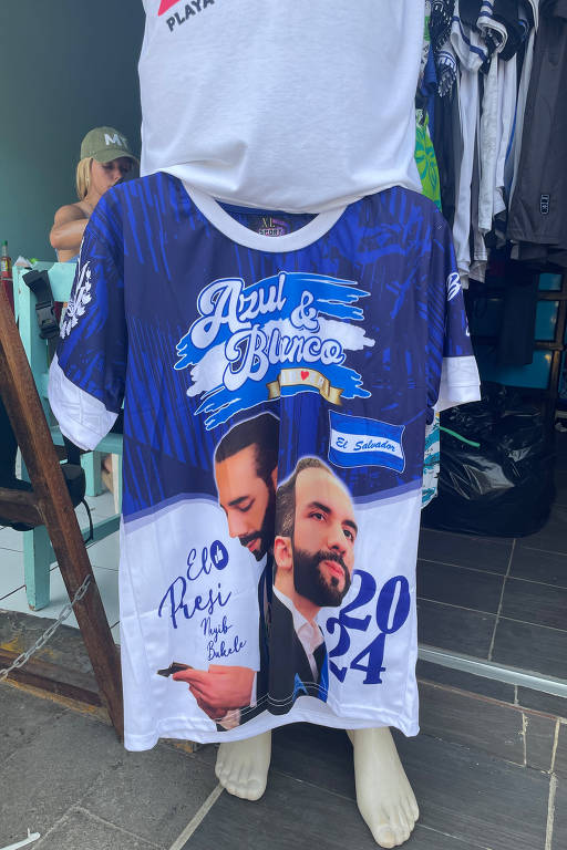 Camisa em homenagem ao presidente salvadorenho Nayib Bukele