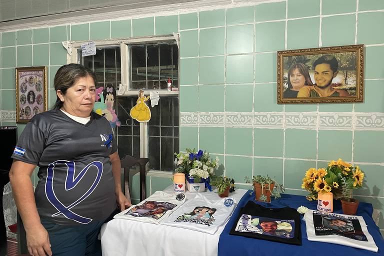 A nicaraguense Martha Lira prepara mesa em homenagem ao filho morto nos protestos de 2018 na Nicarágua