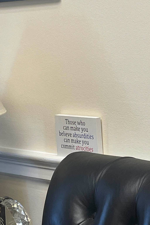 Quadro no gabinete do congressista democrata Jamie Raskin, em Washington DC; "Aqueles que fazem você acreditar em absurdos podem fazer com que você cometa atrocidades"