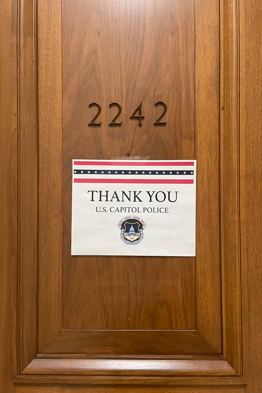 Mensagem na porta do gabinete do congressista Jamie Raskin agradece o trabalho da polícia do Capitólio