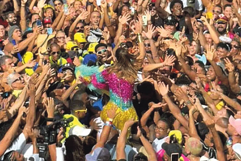 Multidão com Ivete Sangalo, de costas, ao centro