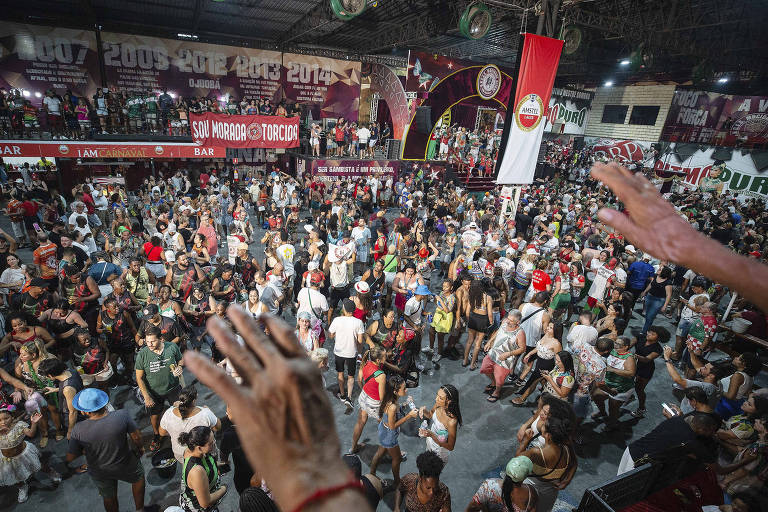 Integrantes e amigos da escola comemoram na quadra da Mocidade Alegre no bairro Limão