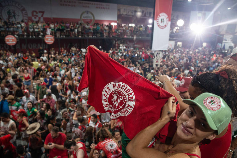 Componentes da Mocidade Alegre vão ao delírio com 12º título do Carnaval paulistano