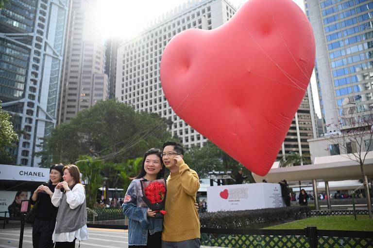 Casais celebram dia de São Valentim em Hong Kong; veja fotos de hoje