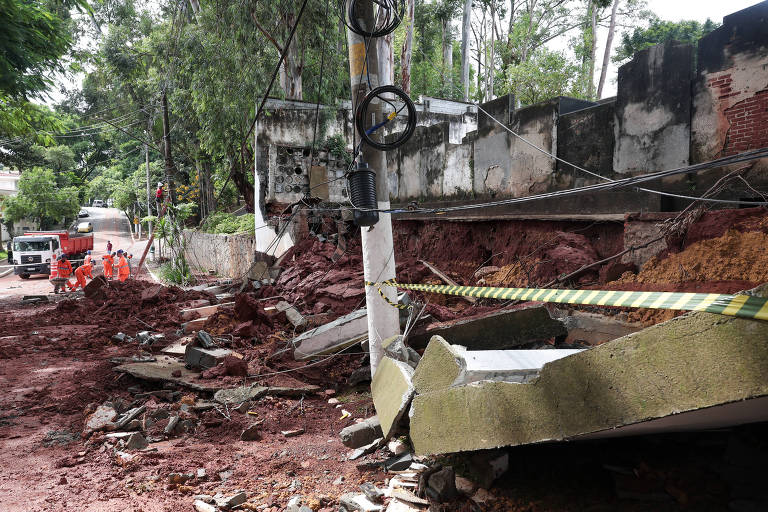 Chuva derruba muro do cemitério do Araçá na capital e casal é levado por córrego em Suzano