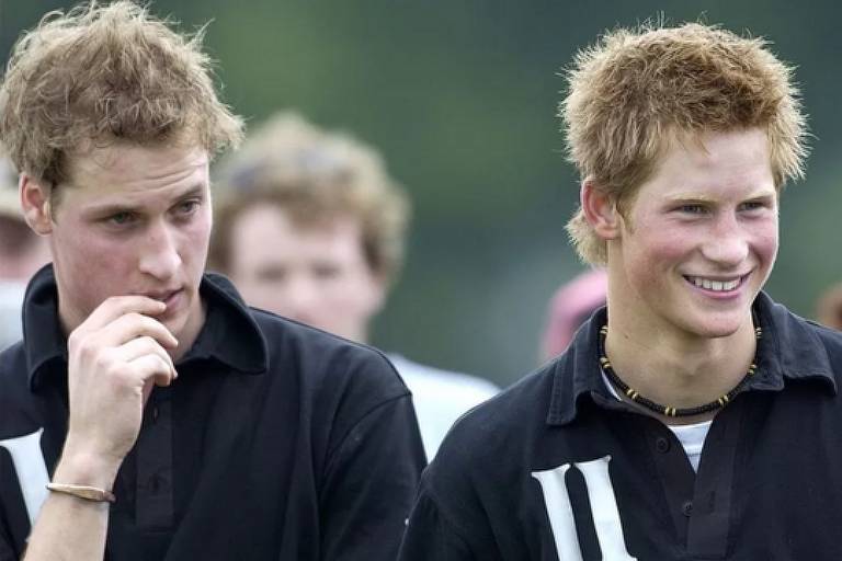 Foto de arquivo de Harry (à dir.) com o irmão, o Príncipe William
