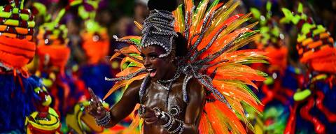 A member of the Unidos do Viradouro samba school performs during the last night of the Carnival parade at the Marques de Sapucai Sambadrome in Rio de Janeiro, Brazil, on February 13, 2024. (Photo by Pablo PORCIUNCULA / AFP)