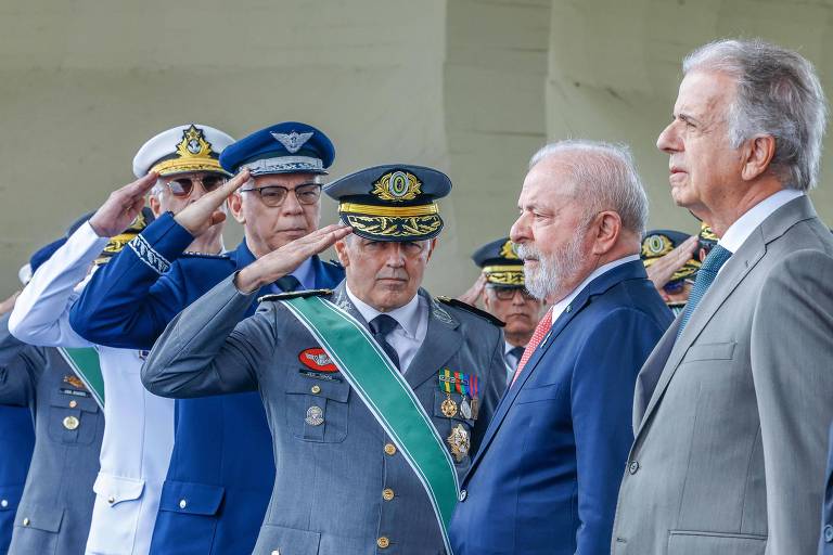 O ministro José Mucio Monteiro (dir.) ao lado do presidente Lula e os três comandantes das Forças Armadas do Brasil
