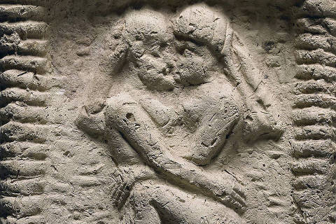 Ñ EMBARGO: NO ELECTRONIC DISTRIBUTION, WEB POSTING OR STREET SALES BEFORE 1:01 A.M. ET ON TUESDAY, FEB. 13, 2024. NO EXCEPTIONS FOR ANY REASONS Ñ A photo provided by the British Museum shows a Babylonian clay tablet of a nude couple embracing on a bed, circa 1800 B.C. According to a new study, intimate kissing is 1,000 years older and was far more widespread than previously thought. (The British Museum via The New York Times) Ñ NO SALES; FOR EDITORIAL USE ONLY WITH NYT STORY SLUGGED SCI ANCIENT KISSING BY FRANZ LIDZ FOR FEB. 13, 2024. ALL OTHER USE PROHIBITED. Ñ ORG XMIT: XNYT0284 DIREITOS RESERVADOS. NÃO PUBLICAR SEM AUTORIZAÇÃO DO DETENTOR DOS DIREITOS AUTORAIS E DE IMAGEM