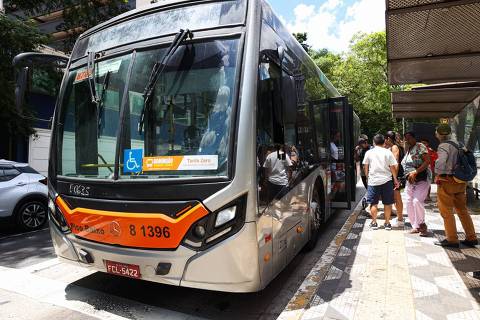 Passageiros utilizam ônibus municipal na cidade de São Paulo totalmente grátis no domingo de Carnaval deste ano 