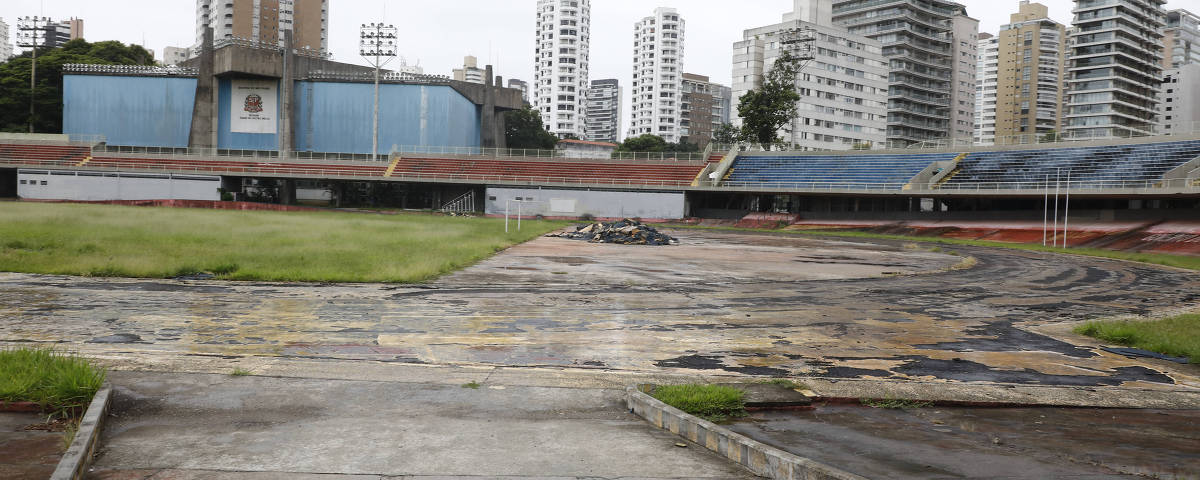 Pista de atletismo do Ibirapuera é destruída - 14/02/2024 - Esporte - Folha