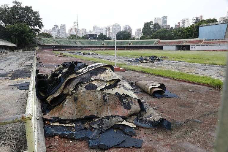 Restos do material que compunha a pista de atletismo do estádio Ícaro de Castro Mello, após a retirada do material pela Ultimate Drift
